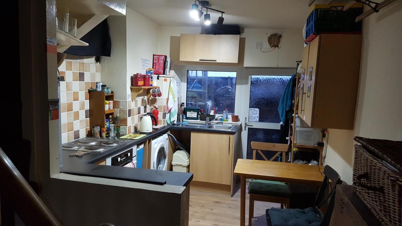 'Yellow Wood Micro Hostel-Eco Urban Bothy Style Very Basic But Cosy Redecorating But Cheap & Friendly Quiet Time Lockout 11Pm-7Am Bring Towel Or Hire 브레컨 외부 사진