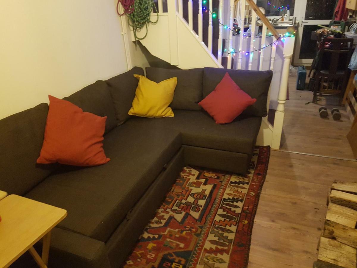 'Yellow Wood Micro Hostel-Eco Urban Bothy Style Very Basic But Cosy Redecorating But Cheap & Friendly Quiet Time Lockout 11Pm-7Am Bring Towel Or Hire 브레컨 외부 사진